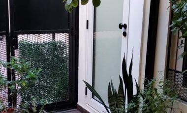RETASADO!!Departamento 2 amb. en planta baja con cochera o patio propio