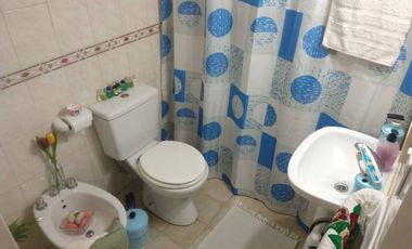 RETASADO!!Departamento 2 amb. en planta baja con cochera o patio propio