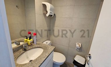 SE ARRIENDA AMPLIA OFICINA CON TERRAZA EN TORRE MÉDICA