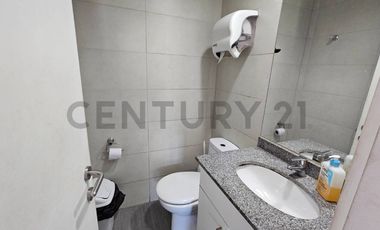 SE ARRIENDA AMPLIA OFICINA CON TERRAZA EN TORRE MÉDICA