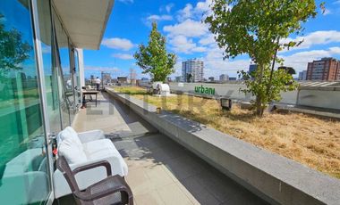 SE ARRIENDA AMPLIA OFICINA CON TERRAZA EN TORRE MÉDICA