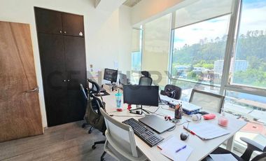 SE ARRIENDA AMPLIA OFICINA CON TERRAZA EN TORRE MÉDICA