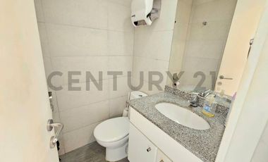 SE ARRIENDA AMPLIA OFICINA CON TERRAZA EN TORRE MÉDICA