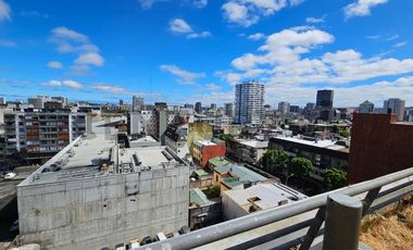 SE ARRIENDA AMPLIA OFICINA CON TERRAZA EN TORRE MÉDICA