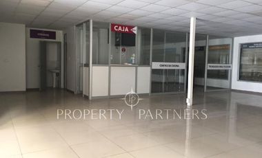 Local comercial con estacionamientos