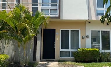 RENTA CASA AMUEBLADA EN DREAM LAGOONS EN CLUSTER CON ALBERCA 3 HABITACIONES