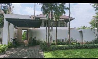 Rumah berkonsep villa mewah di darmo isen Surabaya