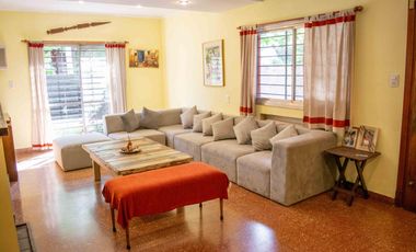 Casa 5 ambientes con cochera en venta  en La Lucila
