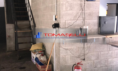 VENTA - MORENO - GALPON 120m2 - LOTE  225 m2 - EX DISTRIBUIDORA DE ALIMENTOS y BEBIDAS