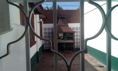 P.H. en Alquiler para profesional o consultorio frente a la plaza San Martín de Glew.