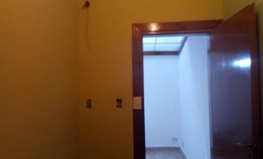 P.H. en Alquiler para profesional o consultorio frente a la plaza San Martín de Glew.