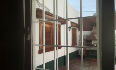 P.H. en Alquiler para profesional o consultorio frente a la plaza San Martín de Glew.