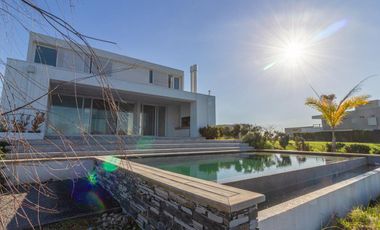 Casa a la venta a estrenar con vista a la laguna en Marinas - Puertos