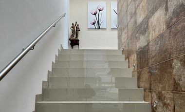 MODERNA Y AMPLIA  CASA EN VENTA EN LAS PLAZAS