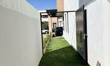MODERNA Y AMPLIA  CASA EN VENTA EN LAS PLAZAS
