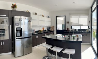 MODERNA Y AMPLIA  CASA EN VENTA EN LAS PLAZAS