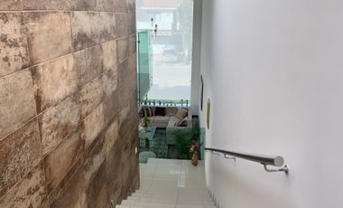 MODERNA Y AMPLIA  CASA EN VENTA EN LAS PLAZAS