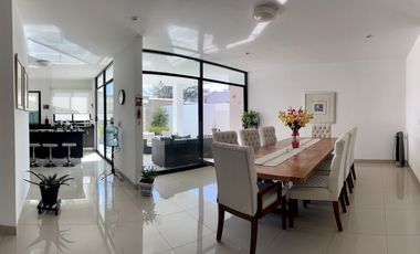 MODERNA Y AMPLIA  CASA EN VENTA EN LAS PLAZAS