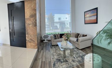 MODERNA Y AMPLIA  CASA EN VENTA EN LAS PLAZAS