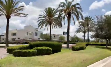 MODERNA Y AMPLIA  CASA EN VENTA EN LAS PLAZAS