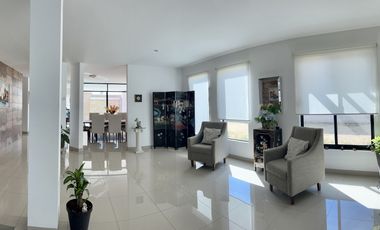 MODERNA Y AMPLIA  CASA EN VENTA EN LAS PLAZAS