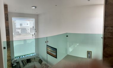 MODERNA Y AMPLIA  CASA EN VENTA EN LAS PLAZAS