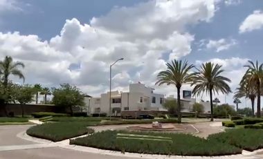MODERNA Y AMPLIA  CASA EN VENTA EN LAS PLAZAS