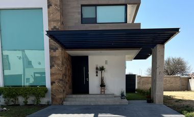 MODERNA Y AMPLIA  CASA EN VENTA EN LAS PLAZAS