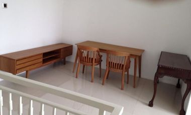 Rumah cluster modern disewakan.DEKAT KOTA,SEMI FURNISH,AMAN