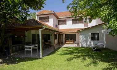 Casa de 5 ambientes con cochera y dependencia en venta en Olivos
