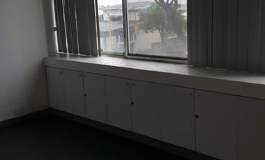 Grande edificio esquinero en alquiler - excelente ubicación en Urdesa (J Luna)