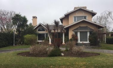 casa en barrio Village