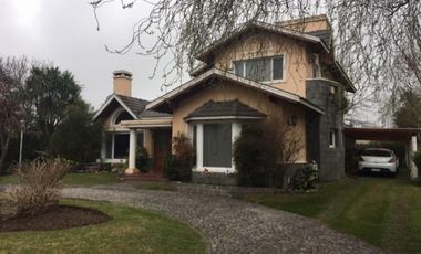 casa en barrio Village