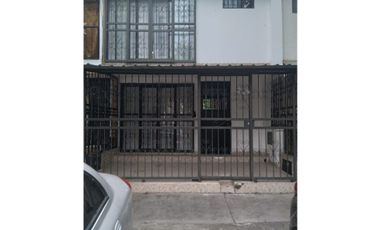 Casa En venta de dos niveles  Barrio Villa del Prado