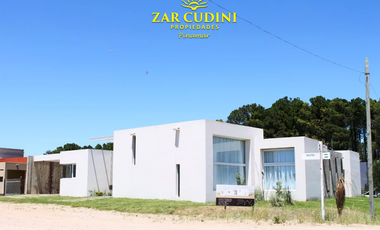CASA MINIMALISTA 5 AMBIENTES CON JACUZZI VENTA Bº NAYADES PINAMAR