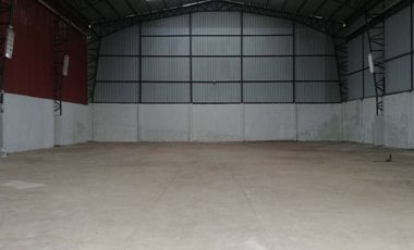 Alquiler de bodega 640m2 en Durán, ideal para industrias o almacenaje. Seguridad 24hs y energía trifásica.