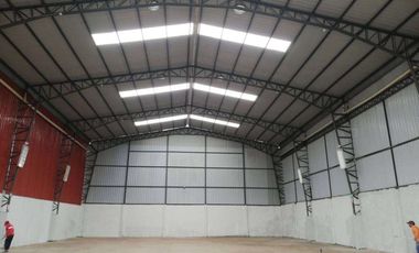 Alquiler de bodega 640m2 en Durán, ideal para industrias o almacenaje. Seguridad 24hs y energía trifásica.
