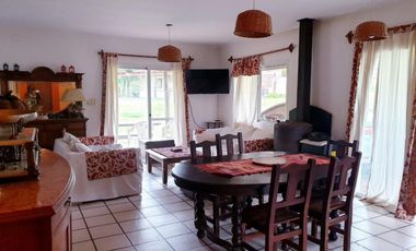 VENTA, muy buena casa en dos plantas con 3 dorm, dos baños, en excelente estado, con gran parque, quincho completo,