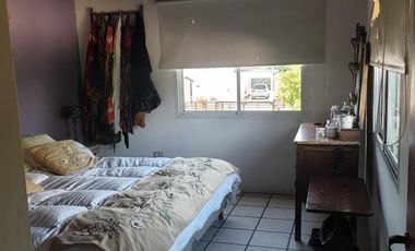 VENTA, muy buena casa en dos plantas con 3 dorm, dos baños, en excelente estado, con gran parque, quincho completo,