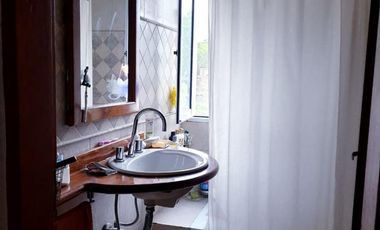 VENTA, muy buena casa en dos plantas con 3 dorm, dos baños, en excelente estado, con gran parque, quincho completo,