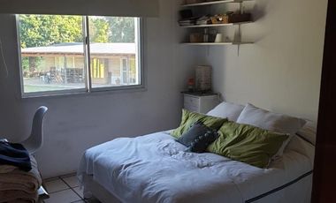 VENTA, muy buena casa en dos plantas con 3 dorm, dos baños, en excelente estado, con gran parque, quincho completo,