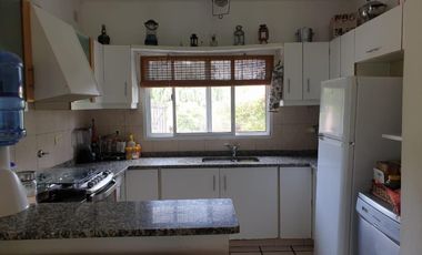 VENTA, muy buena casa en dos plantas con 3 dorm, dos baños, en excelente estado, con gran parque, quincho completo,