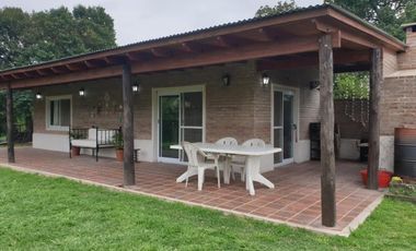 VENTA, muy buena casa en dos plantas con 3 dorm, dos baños, en excelente estado, con gran parque, quincho completo,