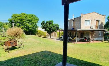 VENTA, muy buena casa en dos plantas con 3 dorm, dos baños, en excelente estado, con gran parque, quincho completo,