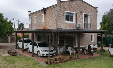 VENTA, muy buena casa en dos plantas con 3 dorm, dos baños, en excelente estado, con gran parque, quincho completo,