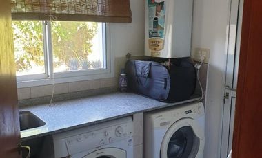 VENTA, muy buena casa en dos plantas con 3 dorm, dos baños, en excelente estado, con gran parque, quincho completo,