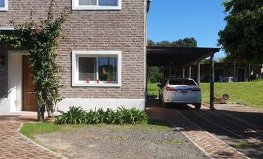 VENTA, muy buena casa en dos plantas con 3 dorm, dos baños, en excelente estado, con gran parque, quincho completo,