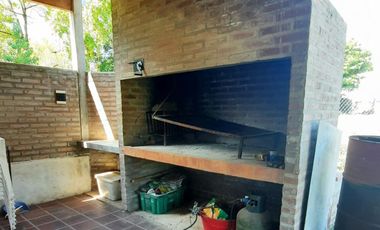 VENTA, muy buena casa en dos plantas con 3 dorm, dos baños, en excelente estado, con gran parque, quincho completo,