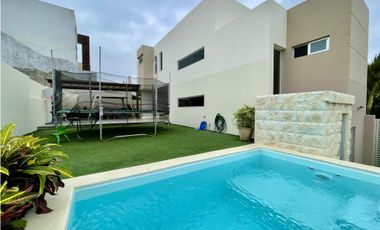 Casa con piscina en Urb. Manta Beach, Manta