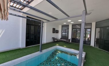 Casa de una planta en el Valle de los Chillos con piscina y jardín , en Urbanización Segura